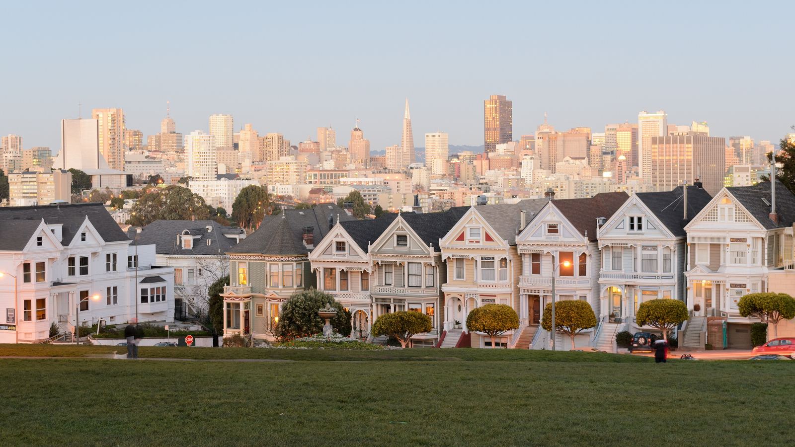 The Painted Ladies Victorian houses at Alamo Square with the San Francisco skyline behind